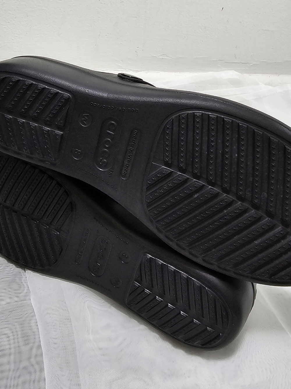 Crocs Women'sBlack/SilverThong WedgeSlip On Sandals Logo Synthetic Size US 8 UK6 - Picture 6 of 9